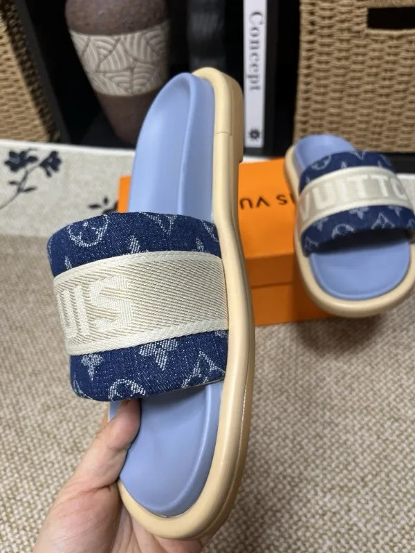P320💰[New model] Long-term availability, 2025 new model, couple model [LOUlS VUlTTON] comes with drawer box, bag, card, invoice "Louis Vuitton ~ unique modern sandals. 》LV counter purchasing 🏃Men's and women's casual slippers, sold at the same time at the counter, the original old flower material upper is soft and comfortable, (refuses to discolor and rub the feet) sole: original factory special combination original sole, code number: 35--46 4 multiple colors 🉑️ to choose from